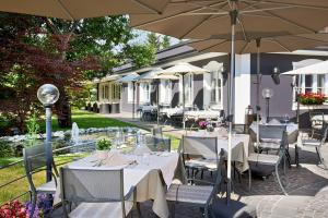 A restaurant or other place to eat at Engels Park