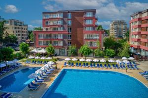 una piscina al aire libre con sillas y sombrillas en Asteria Family Sunny Beach - Ultra All Inclusive en Sunny Beach