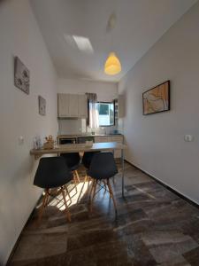 eine Küche mit einem Tisch und Stühlen im Zimmer in der Unterkunft Spiridoula 1 Studios & Apartments in Sidari