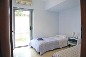 斯巴達的住宿－2 Bedroom Apartment near the Athens Airport, Spata，一间卧室设有一张床和一个窗口