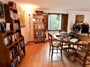 a living room with a table and book shelves at Molino La Ratonera in Zagra