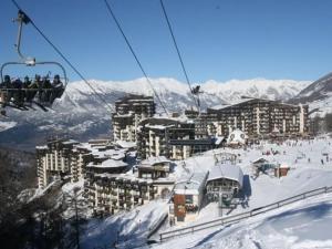 a ski resort with people on a ski lift at Appartement Les Orres, 2 pièces, 6 personnes - FR-1-322-218 in Les Orres