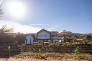 uma casa com guarda-chuvas em frente em Quinta da Sra Marocas na Covilh