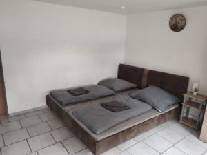 Postel nebo postele na pokoji v ubytování Schönes einfaches zentrales Zimmer in Oldenburg