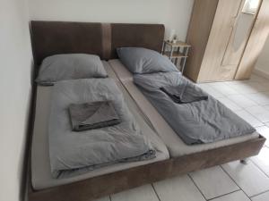 Postel nebo postele na pokoji v ubytování Schönes einfaches zentrales Zimmer in Oldenburg