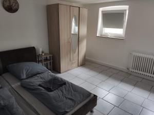 Postel nebo postele na pokoji v ubytování Schönes einfaches zentrales Zimmer in Oldenburg