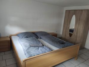 Postel nebo postele na pokoji v ubytování Schönes einfaches zentrales Zimmer in Oldenburg