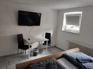 TV a/nebo společenská místnost v ubytování Schönes einfaches zentrales Zimmer in Oldenburg