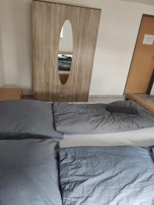Postel nebo postele na pokoji v ubytování Schönes einfaches zentrales Zimmer in Oldenburg