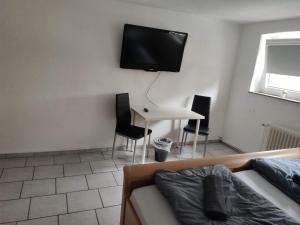 TV a/nebo společenská místnost v ubytování Schönes einfaches zentrales Zimmer in Oldenburg