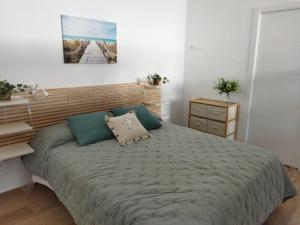 een slaapkamer met een groot bed en een bureau bij Apartamento Camposoto in San Fernando