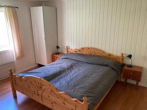Un pat sau paturi într-o cameră la Apartment Halsanaustan II