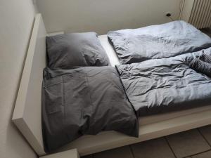 Postel nebo postele na pokoji v ubytování Schönes einfaches zentrales Zimmer in Oldenburg