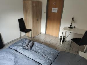Postel nebo postele na pokoji v ubytování Schönes einfaches zentrales Zimmer in Oldenburg