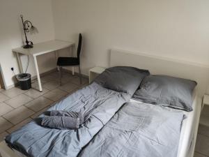 Postel nebo postele na pokoji v ubytování Schönes einfaches zentrales Zimmer in Oldenburg