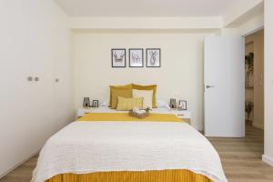 sypialnia z dużym łóżkiem i żółtym kocem w obiekcie Iluntxo - Soho Center w Maladze