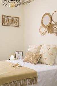 sypialnia z łóżkiem z białą pościelą i poduszkami w obiekcie Iluntxo - Soho Center w Maladze
