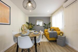 salon ze stołem i żółtą kanapą w obiekcie Iluntxo - Soho Center w Maladze