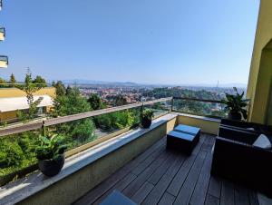 balcón con vistas a la ciudad en Juniper Apartment en Brasov