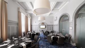 TV a/nebo společenská místnost v ubytování voco Grand Central Glasgow by IHG