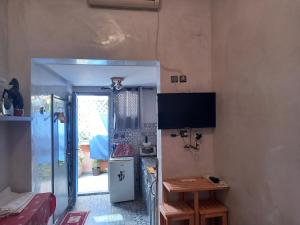 Habitación pequeña con puerta a la cocina en studio Dar Rmila en Marrakech
