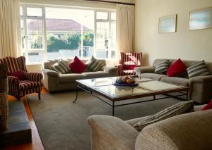 Cape Town的住宿－Sundown Manor Guest House，带沙发和咖啡桌的客厅