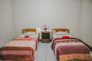 Ένα ή περισσότερα κρεβάτια σε δωμάτιο στο Villa Mawar Adinda Kuningan Syariah RedPartner
