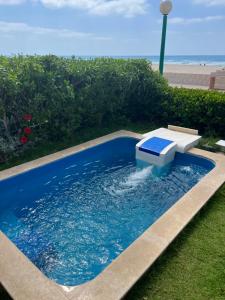 Villa amoun في سيدي كرير: مسبح مع كرسي في الماء