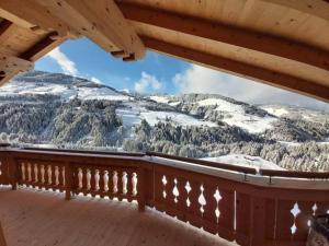 een balkon met uitzicht op een met sneeuw bedekte berg bij Ferienwohnung "Panoramablick" WILD603 FeWo-PLANcom in Auffach