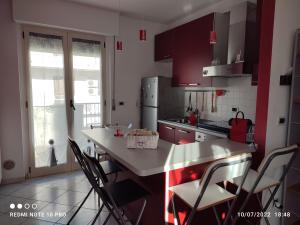 Кухня або міні-кухня у Appartamento Scerne di Pineto