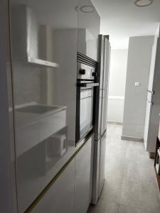 A kitchen or kitchenette at Estupendo apartamento en Estación-Centro, WIFI, Agua por Osmosis Még 19 kép
