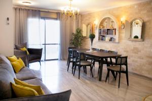 a dining room with a table and chairs at יוקרה בעתיקה in Safed