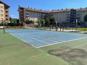 Tenis a/nebo squash v ubytování Peñas de Aia nebo okolí