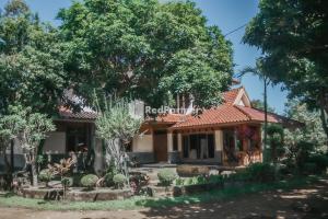 Κήπος έξω από το Villa Mawar Adinda Kuningan Syariah RedPartner