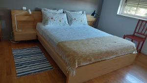 une chambre avec un lit avec une chaise et une fenêtre dans l'établissement Margarida Charming House in Cascais, à Cascais 23 autres photos