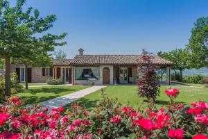 a house with a garden with red roses at Casa Emanuela in Fermignano