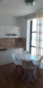 cocina con mesa, sillas y mesa en Queen Apartments & Rooms, en Dobra Voda