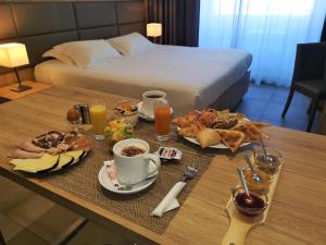 - un plateau de produits pour le petit-déjeuner sur une table dans une chambre d'hôtel dans l'établissement Hotel Residence Lido Marana, à Furiani