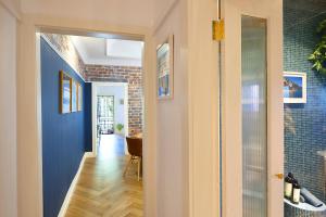 a hallway with a blue accent wall and a blue wall at kookaburra beach house coogee in Sydney