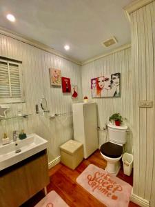 Bathroom sa 2 bedroom 2 bathroom with Free parking