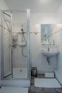 Vannituba majutusasutuses Haus LUNA - Privatzimmer im sonnigen Südburgenland +37 fotot