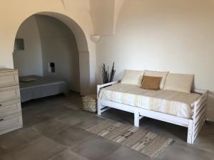 A bed or beds in a room at Dammuso Rekhale con vista mare