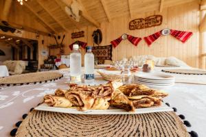 Gallery image of Casa VLC Punct Gastronomic Local Bilbor in Rocoteaş