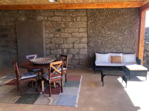 A seating area at Dammuso Rekhale con vista mare Még 20 kép