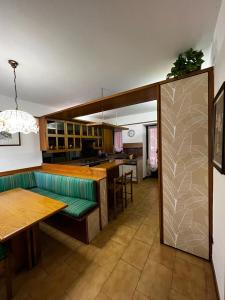 a living room with a couch and a kitchen at Residenza a schiera vista lago Feriolo in Feriolo