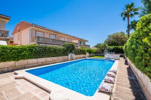 una piscina en el patio trasero de una casa en Ideal Property Mallorca - Ca Na Nicole, en Alcudia