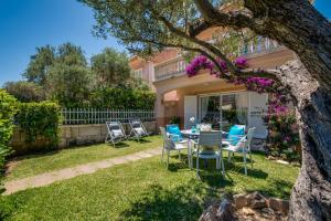 d'une terrasse avec une table et des chaises dans la cour. dans l'établissement Ideal Property Mallorca - Ca Na Nicole, à Alcúdia