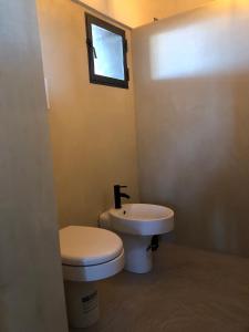 A bathroom at Dammuso Rekhale con vista mare