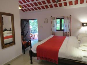 Una cama o camas en una habitación de Kanha Jungle Lodge