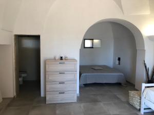 A bed or beds in a room at Dammuso Rekhale con vista mare
